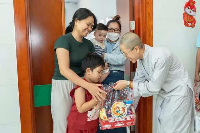 Thăm hỏi và tặng quà động viên đến các em