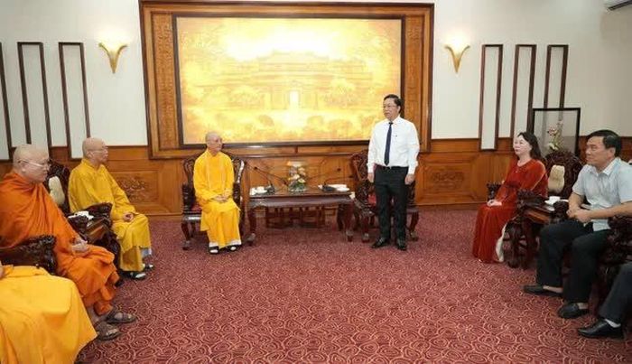 Chủ tịch UBND thành phố Lê Trí Thanh chúc mừng thành công của đại hội