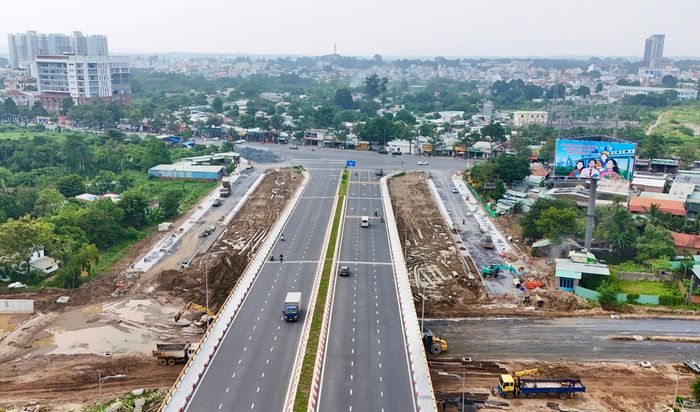 Việc hoàn thành GPMB toàn bộ dự án được xem là điều kiện quan trọng để công trường chuyển sang giai đoạn tăng tốc, đặc biệt đối với phần tuyến đường còn khối lượng lớn phải triển khai. Khi hoàn thành, đường ven sông Cái góp phần hoàn thiện mạng lưới hạ tầng khu vực trung tâm, giảm áp lực cho các tuyến đường hiện hữu. Đồng thời, tuyến đường được kỳ vọng hình thành trục cảnh quan ven sông, tạo thêm điều kiện phát triển thương mại, dịch vụ, du lịch và từng bước hình thành diện mạo đô thị ven sông.