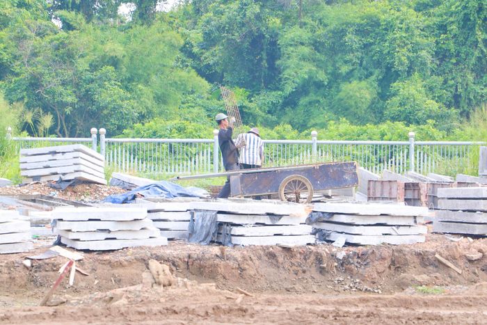 Trên công trường có khu vực công nhân đang thi công đúc cấu kiện, làm sắt thép.