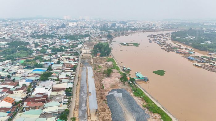 Tại một số đoạn, nhà thầu đang thực hiện xử lý nền đất yếu, một số đoạn khác được triển khai cấp phối đá dăm. Cùng với đó, công nhân tổ chức đúc các cấu kiện bê tông phục vụ thi công các hạng mục của dự án.