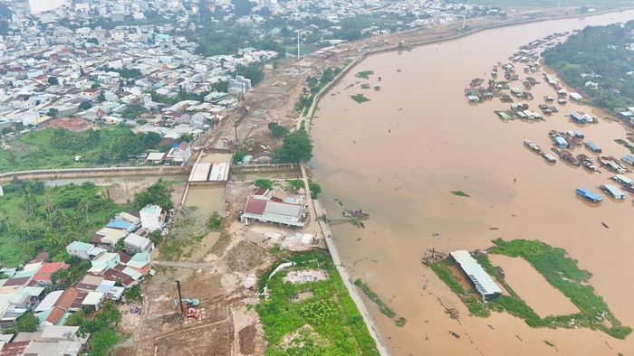 Theo Ban QLDA đầu tư xây dựng công trình giao thông Đồng Nai, dự án đường ven sông Cái có chiều dài gần 5km, điểm đầu giao đường Hà Huy Giáp, điểm cuối giao đường Trần Quốc Toản, đi qua địa bàn các phường Trấn Biên và Tam Hiệp. Đây là những phường nằm ở khu vực trung tâm TP Đồng Nai. Tuyến được đầu tư với mặt cắt ngang 32m, trong đó phần mặt đường dành cho xe chạy rộng 16m. Theo hợp đồng, công trình dự kiến hoàn thành vào quý I/2027.
