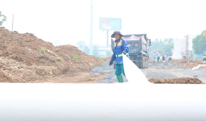 Số khác lại tập trung cho công tác triển khai cấp phối đá, tạo nhịp thi công dàn trải trên công trường.