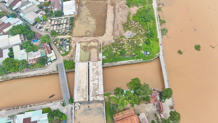 5 cây cầu sẽ gồm cầu Bà Bột, Chìm Tàu, Rạch Gió, Suối Linh và Tân Mai được đầu tư xây dựng mới. Nhờ mặt bằng hiện được bàn giao đầy đủ nên điều kiện để các nhà thầu tổ chức thi công cuốn chiếu, thay vì phải chờ mặt bằng từng khu vực. Chủ đầu tư và các nhà thầu đặt mục tiêu, tại những khu vực đã đủ điều kiện thi công, sẽ tập trung nguồn lực để hoàn thành sớm trong năm 2026. Toàn bộ dự án vẫn thực hiện theo tiến độ hợp đồng, dự kiến hoàn thành vào cuối tháng 2/2027.