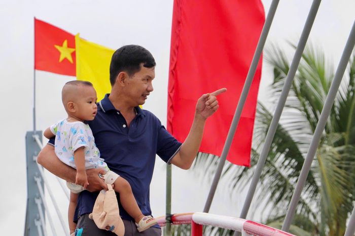 Từ hôm nay, người dân cù lao Kinh Ngay sẽ có một ngày đặc biệt. Không còn cảnh đứng bên này bờ nhìn sang bên kia, không còn những chuyến xuồng phải chờ con nước lên xuống. Một nhịp cầu bê tông kiên cố sẽ chính thức nối cù lao Kinh Ngay với đất liền.
