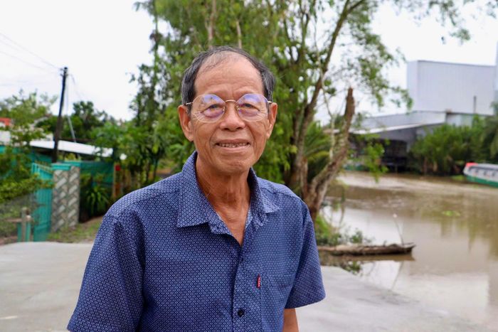 "Ngày xưa, đi đứng khó khăn lắm, chúng tôi luôn hy vọng có được cây cầu, nhiều người đến, rồi đi. Chỉ có lần này, Báo Xây dựng đã đến, giúp ước mơ của bà con chúng tôi thành sự thật. Chúng tôi rất vui mừng. Từ nay con em đi lại thuận lợi hơn" ông Võ Văn Cây (75 tuổi, ngụ cù lao Kinh Ngay) phấn khởi.