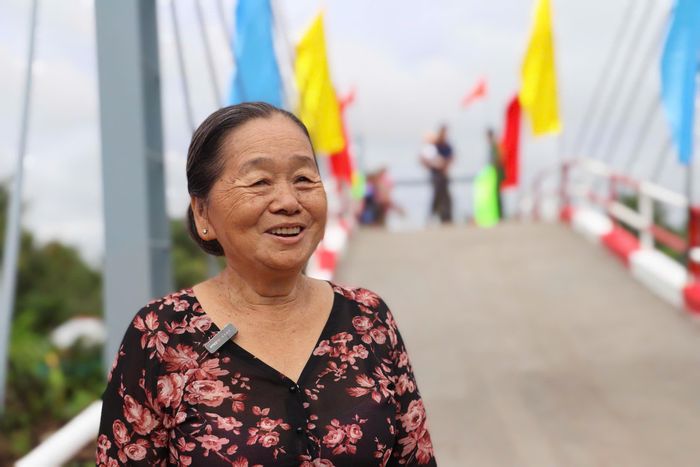 Bà Huỳnh Thị Lệ Hằng (75 tuổi, ngụ cù lao Kinh Ngay) không giấu được xúc động: "Cuối cùng thì niềm mong ước cũng thành hiện thực. Tôi vui lắm, như trẻ ra thêm 5 tuổi".