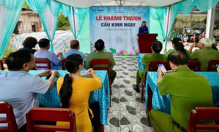 Sáng 22/9, Báo Xây dựng phối hợp UBND xã Cái Ngang (tỉnh Vĩnh Long) tổ chức lễ khánh thành công trình cầu Kinh Ngay, nối cù lao Kinh Ngay (ấp Tân Lộc) với bờ đất liền (ấp Hậu Lộc).