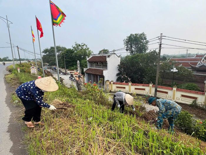Mô hình đường đê kiểu mẫu và những con đường bích họa rực rỡ cờ hoa là minh chứng cho chất lượng sống và nét đẹp văn hóa của nông thôn mới Đan Phượng hôm nay. (Ảnh: PV).