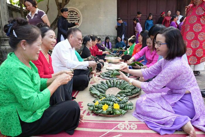 Hưởng ứng chương trình “100 ngày chuyển đổi số Thủ đô”, UBND xã Đan Phượng tổ chức chương trình livestream với chủ đề “Về Đình Đại Phùng - Chạm vào hồn quê”, góp phần đưa những giá trị văn hóa, lịch sử và nét đẹp truyền thống của địa phương đến gần hơn với người dân và du khách trên không gian số. (Ảnh: PV).