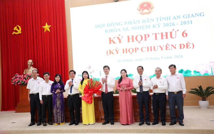 Lãnh đạo Tỉnh ủy, HĐND, UBND tỉnh An Giang chúc mừng bà Trần Thị Thanh Hương (thứ 5 từ trái sang) - tân Chủ tịch HĐND tỉnh.
