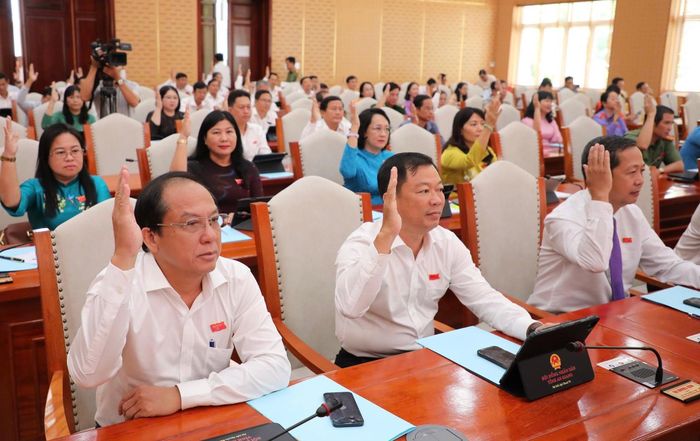 Các đại biểu HĐND tỉnh An Giang biểu quyết thông qua Nghị quyết thống nhất chủ trương thành lập 22 phường mới thuộc tỉnh.