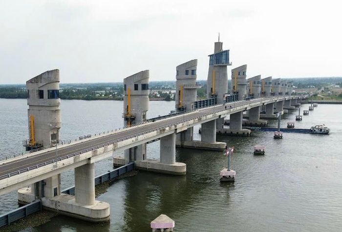22 phường mới thuộc tỉnh An Giang có điều kiện tự nhiên và vị trí địa lý thuận lợi, huy động mọi nguồn lực để đầu tư, phát triển kết cấu hạ tầng giao thông, công nghiệp, đô thị theo quy hoạch. (Trong ảnh: Cống Cái lớn - Cái Bé vừa điều tiết thủy lợi, vừa kết nối giao thông hai phường Châu Thành và An Biên).