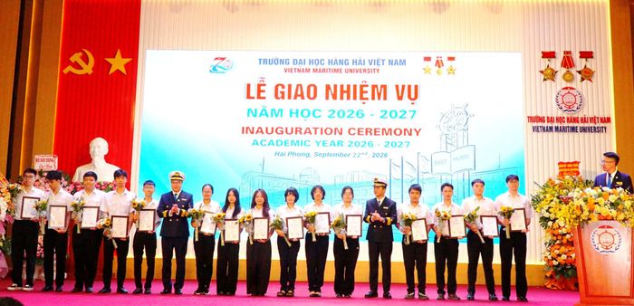 Trường Đại học Hàng hải Việt Nam trao quà cho 15 sinh viên có điểm trúng tuyển cao nhất trong tổng số hơn 5.500 tân sinh viên Khóa 67.