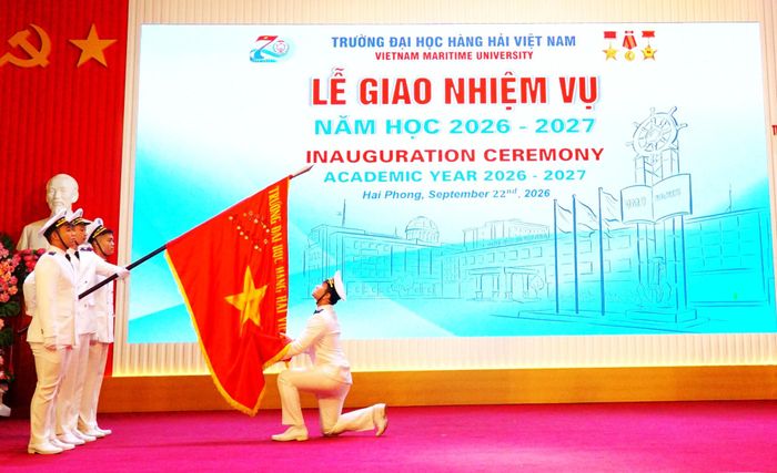 Tân sinh viên khóa 67 Trường Đại học Hàng hải Việt Nam thực hiện nghi thức tuyên thệ.