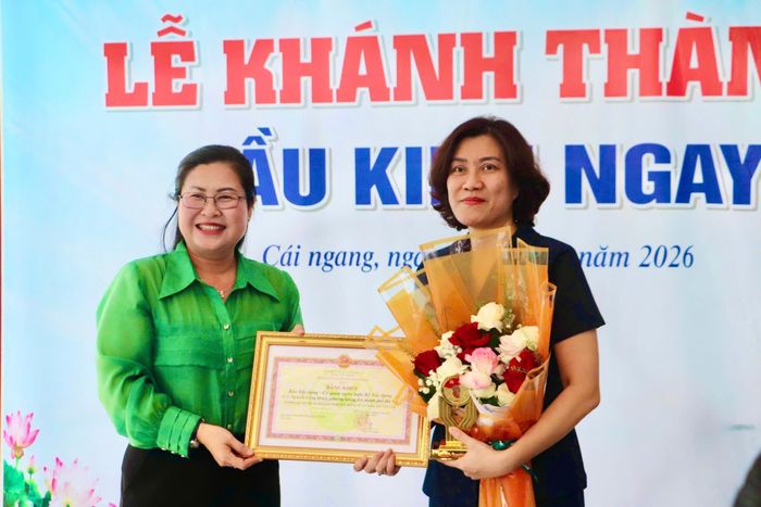 Bà Nguyễn Thị Minh Trang, Trưởng Ban Tuyên giáo Tỉnh ủy tỉnh Vĩnh Long trao bằng khen của Chủ tịch UBND tỉnh cho bà Nguyễn Thị Hồng Nga, Tổng Biên tập Báo Xây dựng.