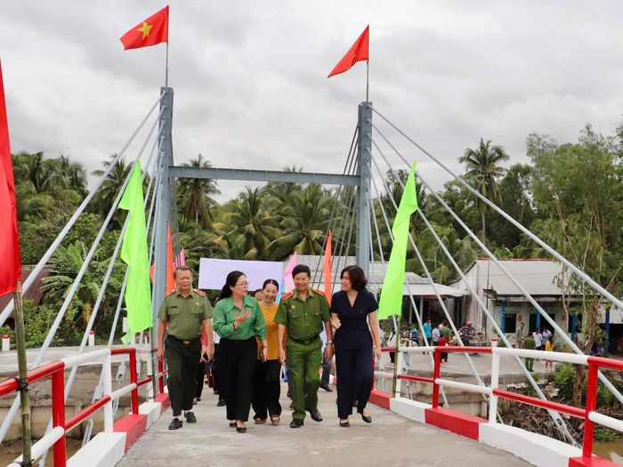 Đại biểu tham quan công trình cầu Kinh Ngay.