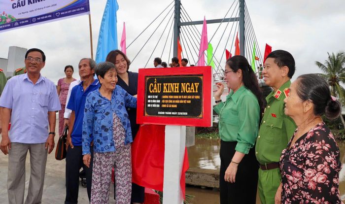 Cầu Kinh Ngay chính thức được khánh thành, nối cù lao Kinh Ngay với bờ đất liền, tạo thuận lợi cho người dân đi lại, giao thương.