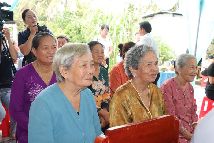 Công trình khánh thành trong sự háo hức, vui mừng của bà con hai bên bờ.
