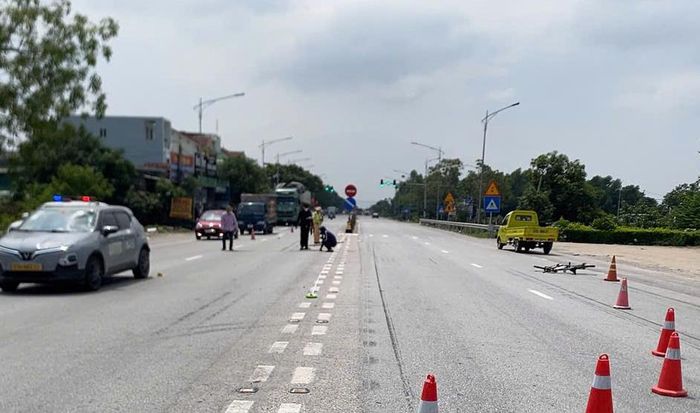 Lực lượng chức năng khám nghiệm hiện trường, điều tra nguyên nhân vụ tai nạn.