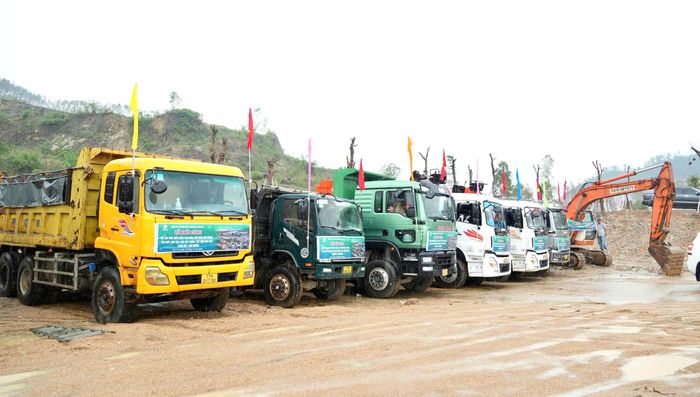 Máy móc thiết bị được tập tập kết tại công trường, sẵn sàng phục vụ quá trình xây dựng và vận hành nhà máy xử lý phế thải.