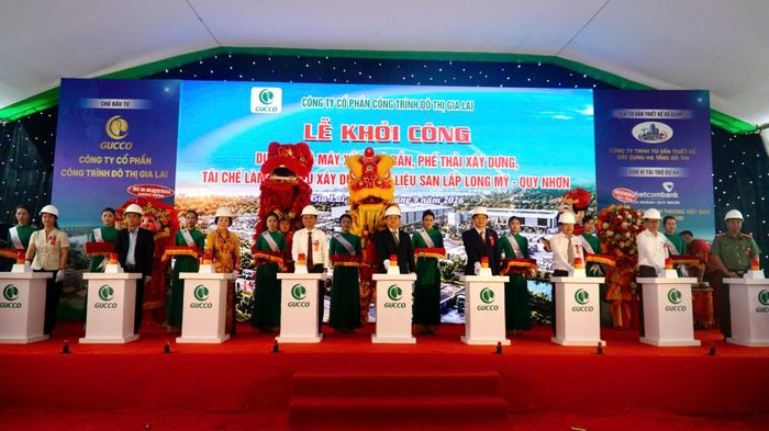 Các đại biểu thực hiện nghi thức bấm nút phát lệnh khởi công dự án Nhà máy xử lý xà bần, phế thải xây dựng Long Mỹ - Quy Nhơn.