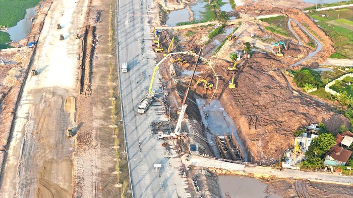 Ghi nhận của PV Báo Xây dựng, hơn 9 tháng thi công, đến nay nhiều đoạn tuyến đã hoàn thiện nền đường. Đoạn từ quốc lộ 21C, nền đường đã được hoàn thiện tại nhiều vị trí. Hệ thống chiếu sáng, cây xanh, dải phân cách và hạ tầng kỹ thuật đang được lắp đặt.