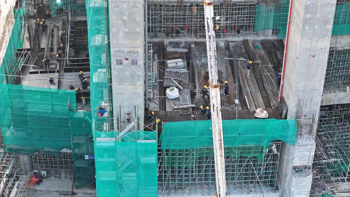 Cùng với xây dựng đại lộ, sân vận động VinFast - Trống Đồng cũng đang được triển khai trên khu đất rộng hơn 73ha, với sức chứa khoảng 135.000 chỗ ngồi. Sau 9 tháng thi công, các khán đài A, B, C và D đã được triển khai đồng loạt.