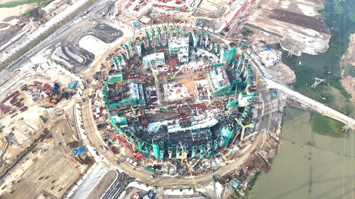 Đại diện chủ đầu tư cho biết, đại lộ 120m và sân vận động VinFast - Trống Đồng dự kiến hoàn thành trong năm 2027. Vì vậy, các đơn vị đang tập trung nguồn lực, đẩy nhanh thi công các hạng mục.