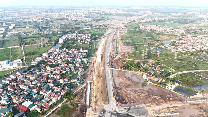 Ở phía quốc lộ 1A, các đơn vị thi công tiếp tục làm mặt đường, cống thoát nước, hạ tầng ngầm và cảnh quan. Cây cầu bắc qua sông Nhuệ cũng đang được hoàn thiện.