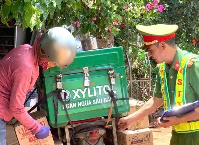 Cán bộ Công an xã Đắk Song kiểm tra, tuyên truyền quy định về vận chuyển hàng hóa an toàn đối với người điều khiển phương tiện. (Ảnh: CALĐ).