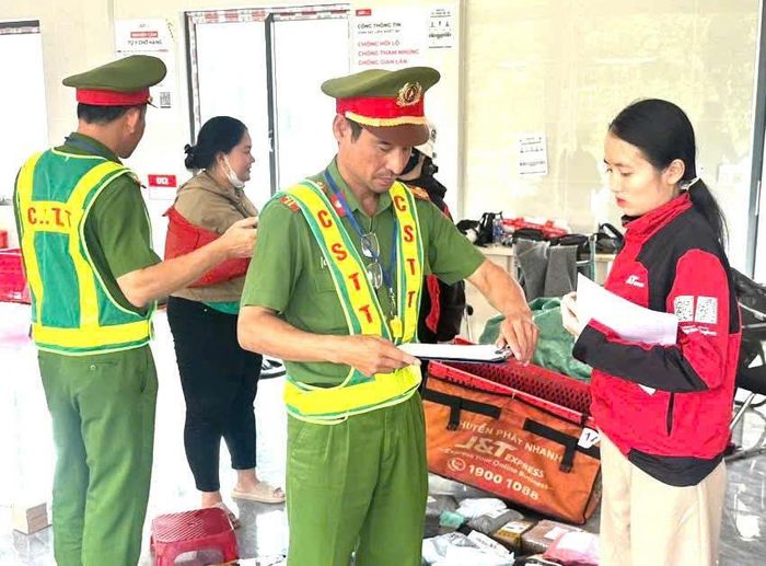 Công an xã Đắk Song tuyên truyền, hướng dẫn người giao hàng (shipper) chấp hành các quy định về trật tự, an toàn giao thông. (Ảnh: CALĐ).