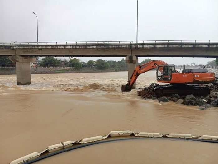 Mưa lớn khiến mực nước sông dâng cao, có thời điểm chênh lệch giữa hai phía đập khoảng 1,5-2m, việc thi công rất khó khăn.