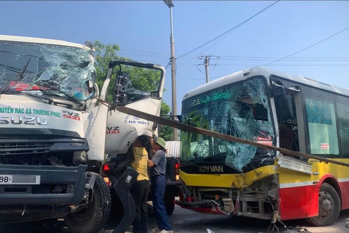 Hiện trường vụ xe buýt va chạm xe chở rác ở Trung Giã sáng 22/9.