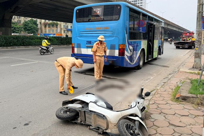 Hai phương tiện trong vụ va chạm ở ngã tư Phạm Hùng - Dương Đình Nghệ.
