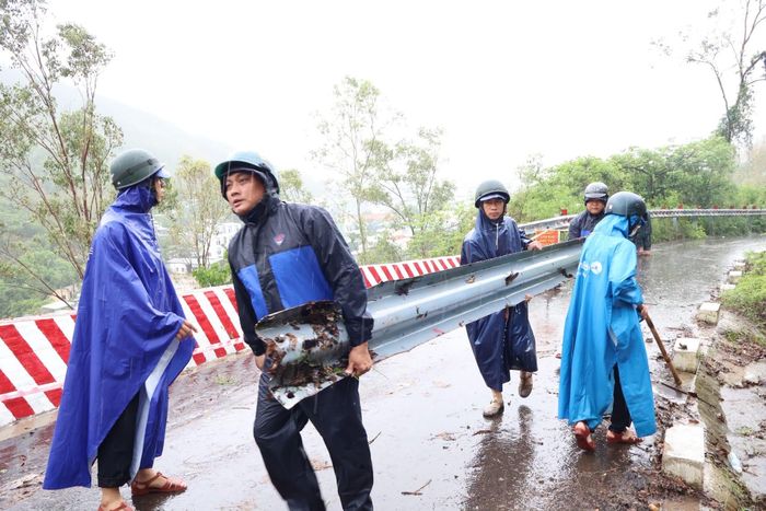 Lực lượng chức năng khẩn trương khắc phục sự cố, đảm bảo an toàn cho người dân (ảnh: Đ.V)