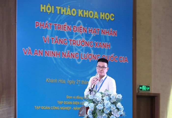 Ông Vũ Ngọc Minh, Phó trưởng ban Quản lý đầu tư xây dựng EVN trình bày tham luận của EVN tại Hội thảo khoa học “Phát triển điện hạt nhân vì tăng trưởng xanh và an ninh năng lượng quốc gia” diễn ra ngày 21/9 tại Khánh Hòa.