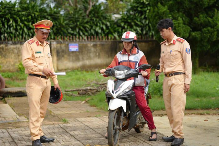 Cán bộ CSGT hướng dẫn học sinh kỹ năng điều khiển xe gắn máy an toàn, xử lý các tình huống khi tham gia giao thông. (Ảnh:CALĐ)