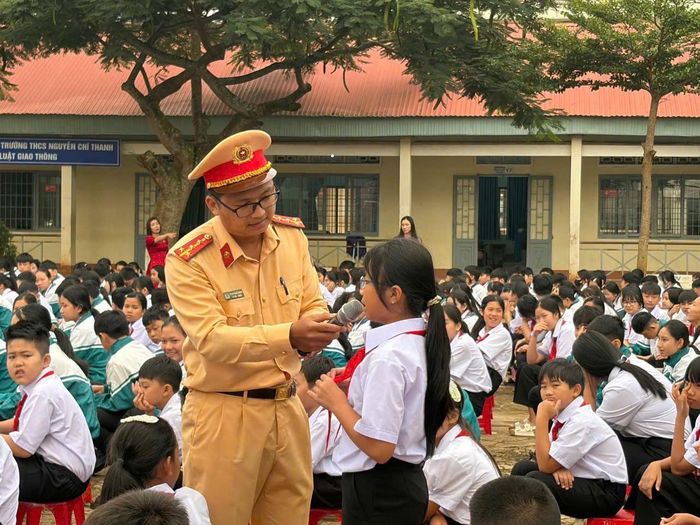 Học sinh trao đổi, trả lời câu hỏi về các quy định và kỹ năng tham gia giao thông an toàn trong buổi tuyên truyền. (Ảnh:CALĐ)
