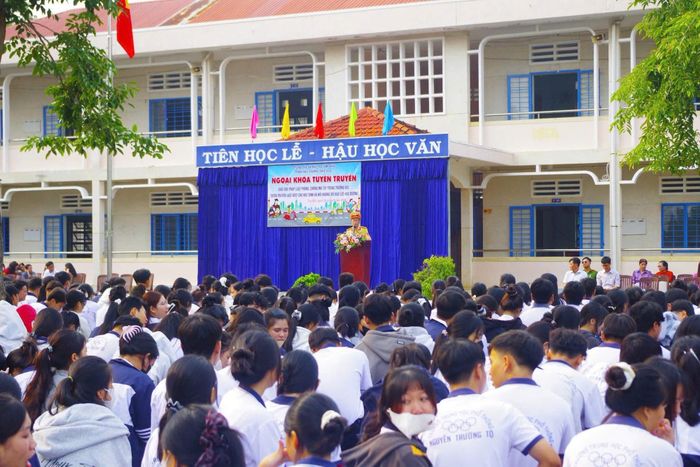 Lực lượng CSGT Lâm Đồng tuyên truyền, phổ biến pháp luật về trật tự, an toàn giao thông cho học sinh ngay từ đầu năm học mới. (Ảnh:CALĐ)