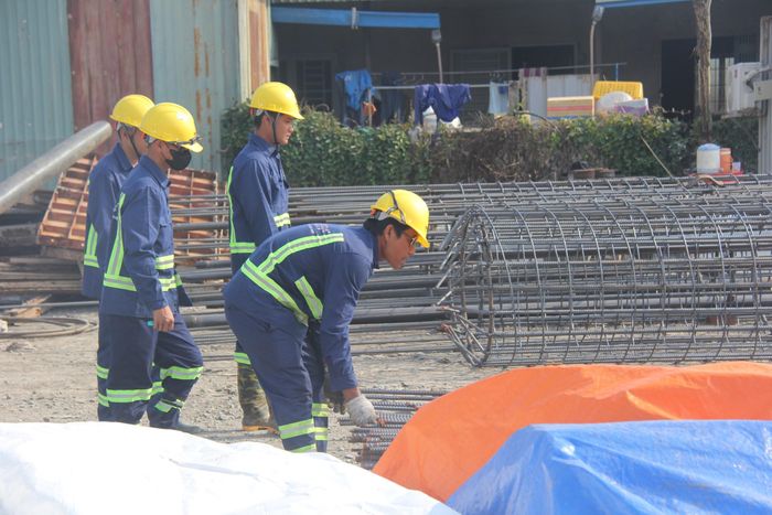 Công nhân làm việc trên công trường cao tốc đoạn qua cầu Kênh Năng (Đồng Tháp).