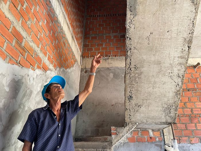 Ông Mai Công Thu trong ngôi nhà mới đang bước vào giai đoạn hoàn thiện.