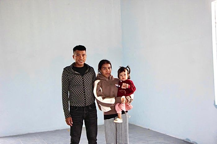 Ksor Văn Công An vui  mừng khi được sống trong ngôi nhà mới.