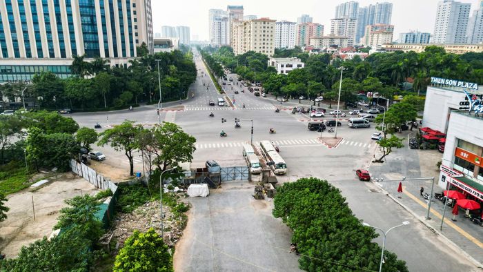 Trong khi đó, xung quanh các khu đô thị mới dần hình thành.