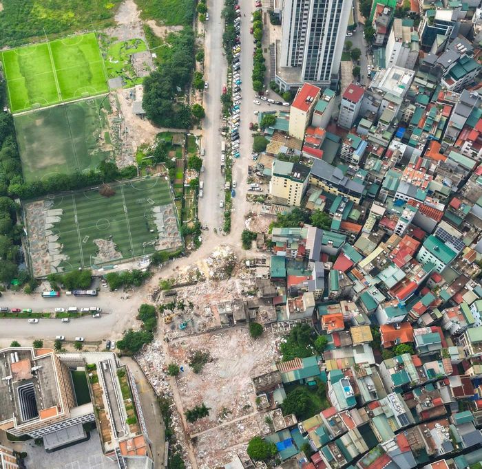 Hai đầu tuyến giáp đường Phạm Hùng và Lê Đức Thọ đã cơ bản hoàn thành, riêng đoạn qua ngõ 252 Mỹ Đình vẫn vướng mặt bằng, gây cản trở quá trình thi công dự án.