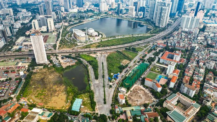 Dự án đường nối Phạm Hùng - Lê Đức Thọ dài khoảng 1,12km, được khởi công từ năm 2017. Song, sau gần 10 năm, tuyến đường vẫn chưa thể hoàn thành do vướng mắc kéo dài trong công tác giải phóng mặt bằng.