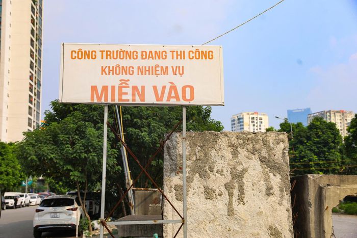 Cô Nguyễn Thị Hợp người dân trên đường Mỹ Đình cho biết, việc dự án kéo dài nhiều năm khiến nhiều căn nhà trong khu vực xuống cấp nhưng người dân không thể xây dựng, sửa chữa. Cuộc sống vì thế gặp khó khăn, đặc biệt trong những ngày mưa lớn. Hiện nay công tác gỡ khó đã được chính quyền triển khai, gia đình cô đang chuẩn bị chuyển đến nơi ở mới sau khi nhận đất tái định cư tại khu Cầu Diễn.