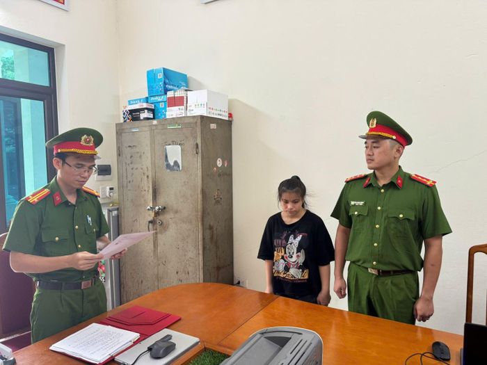 Cơ quan cảnh sát điều tra công bố các quyết định khởi tố đối với Nguyễn Thị Nhung.