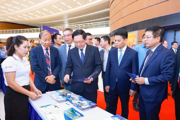 Các đại biểu tham quan các gian hàng triển lãm tại Diễn đàn Logistics vùng Đồng bằng sông Hồng lần thứ VII.