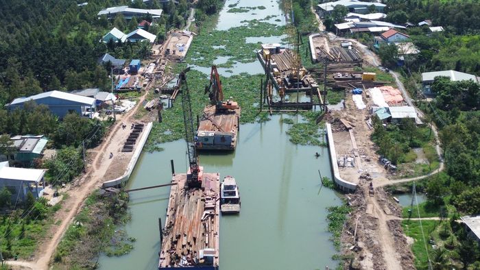 Thi công công ngăn mặn trên nhánh sông Tiền. 